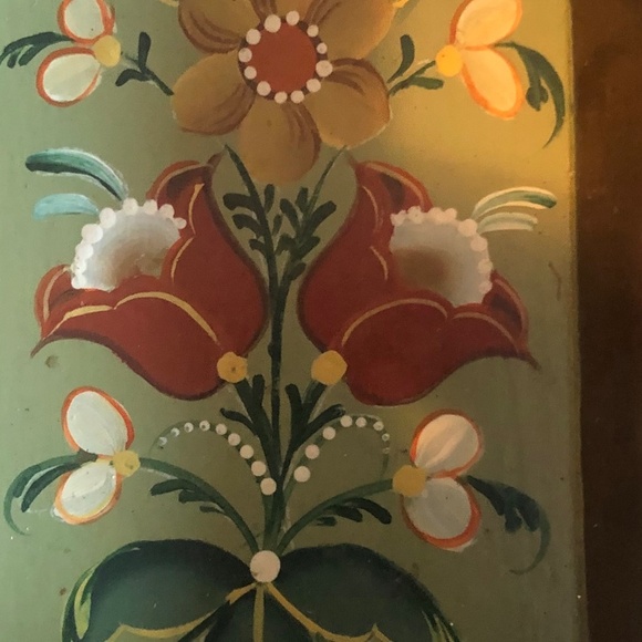 Two vintage folk art, small trays with handles, for display - slightly loved - Picture 6 of 11